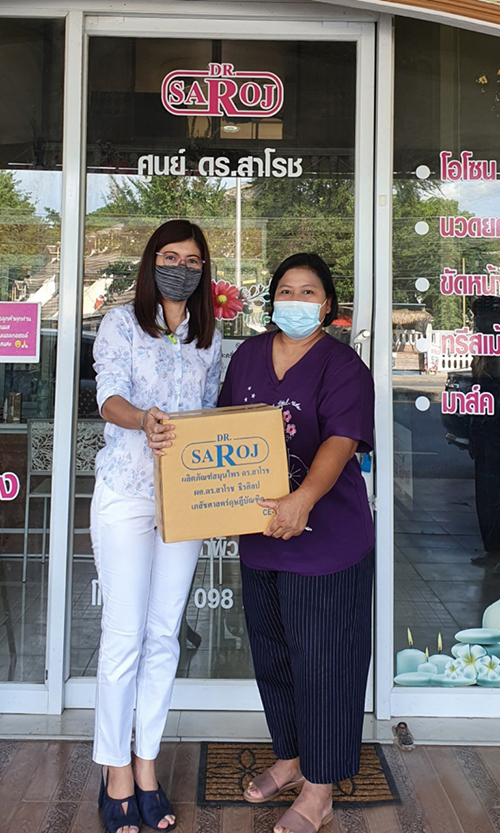 บริษัท ผลิตภัณฑ์สมุนไพร ดร.สาโรช จำกัด นำเจลล้างมืออนามัย ดร.สาโรช มอบให้กับโรงเรียนบ้านเนินจันทร์