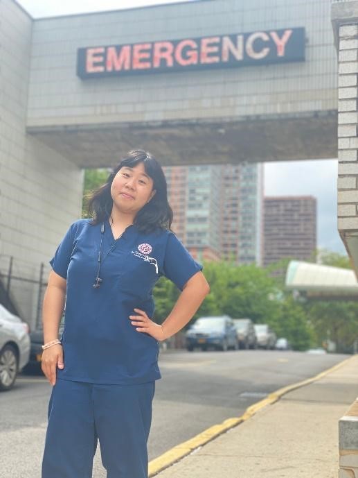 ข่าวการศึกษา - นักศึกษาแพทย์เอเชียฉลองตำแหน่งแพทย์ประจำบ้านของสหรัฐอเมริกา