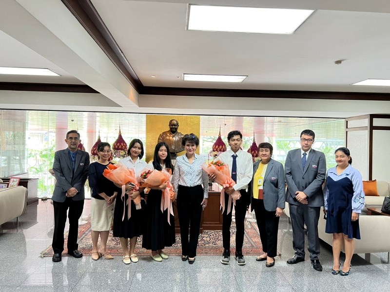 ข่าวการศึกษา - 3 นศ. เก่ง! ภาษาญี่ปุ่นเพื่อการสื่อสารธุรกิจ ม.ศรีปทุม เข้ารับโอวาทอธิการบดี GO INTER เข้าศึกษาแลกเปลี่ยนเรียนรู้ มหาวิทยาลัยในญี่ปุ่น