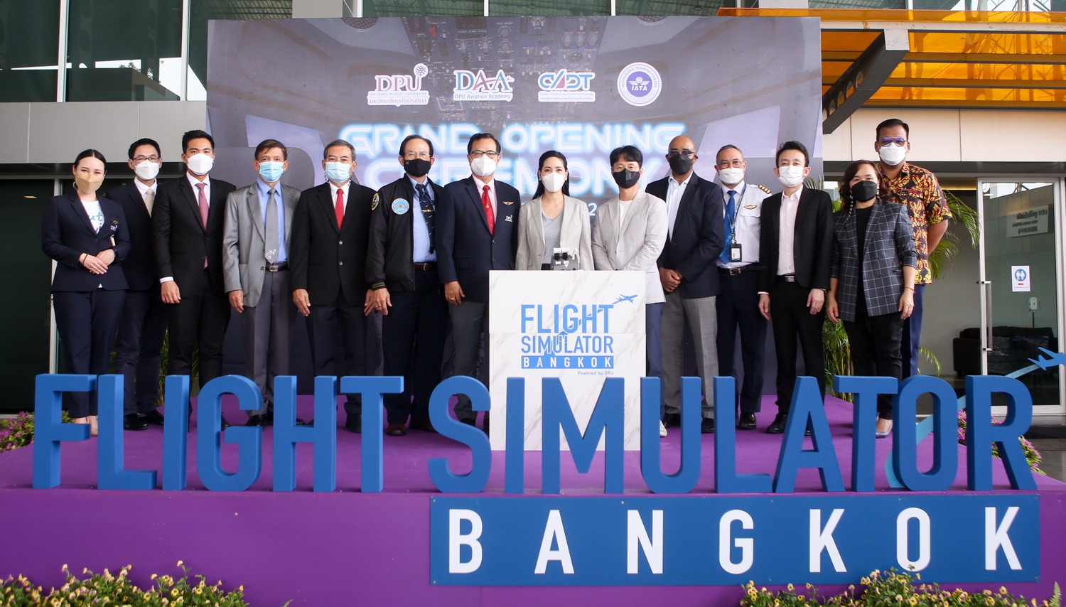ข่าวการศึกษา - CADT DPU เปิดศูนย์ฝึกบินด้วยเครื่องช่วยฝึกบินจําลอง ?Flight Simulator BANGKOK? ตอบโจทย์ผลิตบุคลากรด้านการบินครบวงจร 