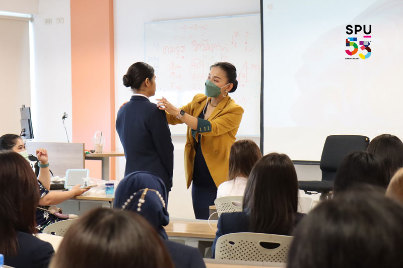 ข่าวประชาสัมพันธ์ - PR News DEK SBS การจัดการธุรกิจด้านการบิน SPU เรียนรู้การแต่งหน้าทำผม เตรียมความพร้อมสู่การปฎิบัติงานอย่างมืออาชีพ