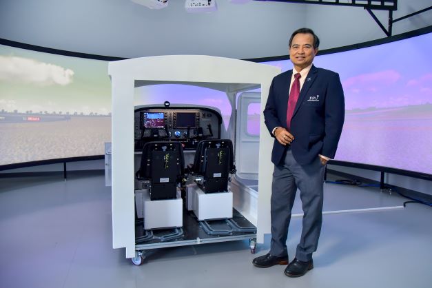 ข่าวการศึกษา - CADT DPU เตรียมเปิดโครงการ ?One Day Pilot บินตามฝัน 1 วันกับเครื่องฝึกบินจำลอง? สำหรับน้องม. ปลาย เป็นครั้งแรก 