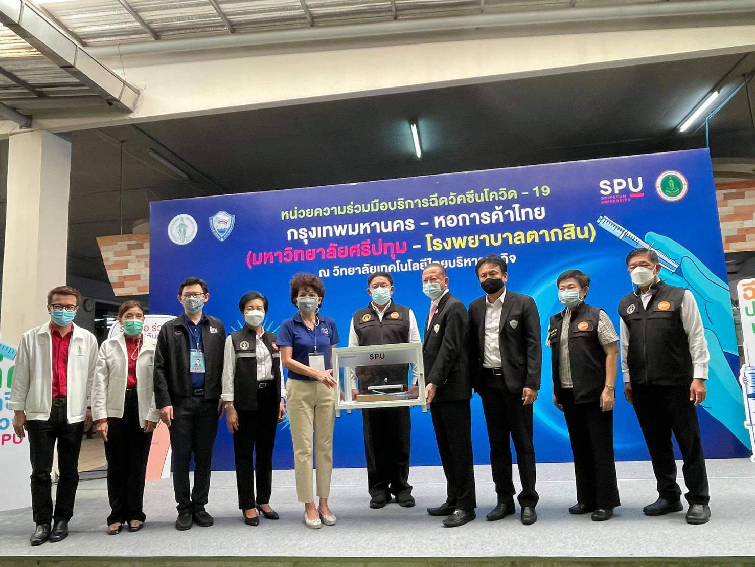 ข่าวโควิด-19 (ยกเลิก) - ประธานหอการค้า รับมอบตู้อบโอโซนฆ่าเชื้อจาก ม.ศรีปทุม สู้ภัยโควิด-19