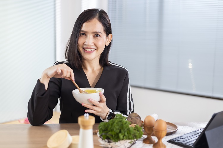 ข่าวการศึกษา - อยู่บ้านก็เป็นเชฟได้ กับ คอร์สเรียนทำอาหารออนไลน์ ของ วิทยาลัยดุสิตธานี  