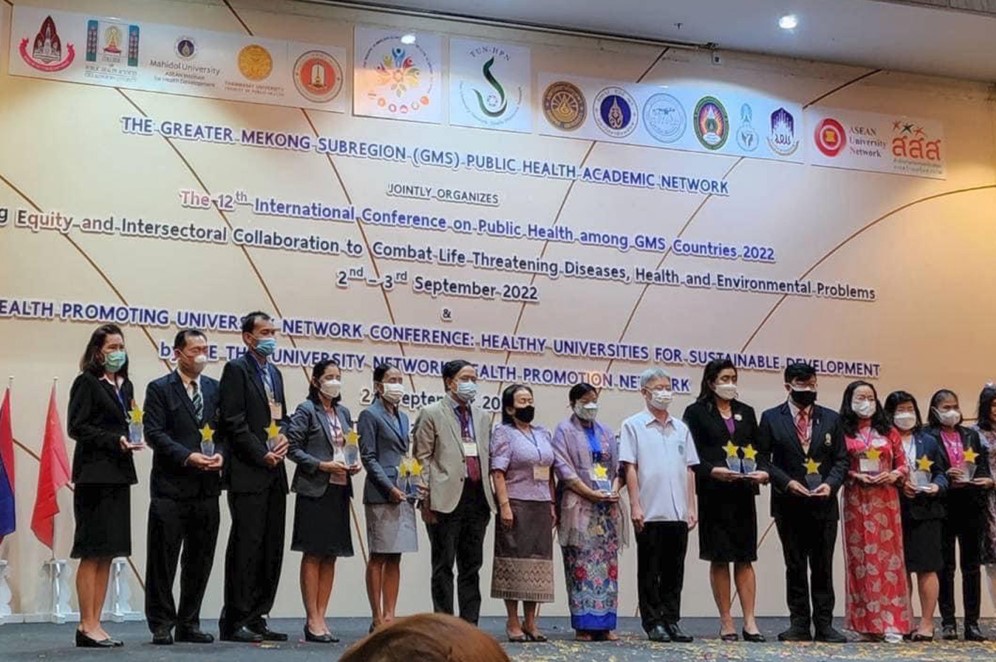 ข่าวประชาสัมพันธ์ - PR News คณะสาธารณสุขศาสตร์ มธ. คว้ารางวัล ดีเด่นด้านอาชีวอนามัย ระดับนานาชาติ 12 ICPH GMS 2022