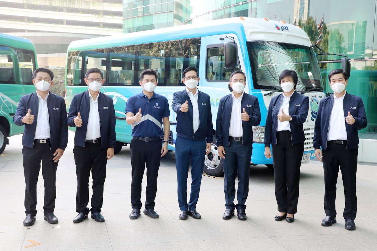 ข่าวยานยนต์ - สกุลฎ์ซี ส่งมอบรถมินิบัสไฟฟ้า (E-BUS) รุ่นแรก ถึงมือ ปตท. อรุณ พลัส จำนวน 5 คัน ฝีมือคนไทย